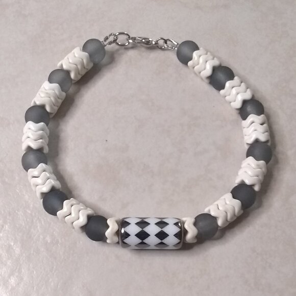 🍂🍁🍃 3/$25!!! Gray + Off-White Beaded Winter Bracelet! Sturdy Every Day Wear - Picture 1 of 8